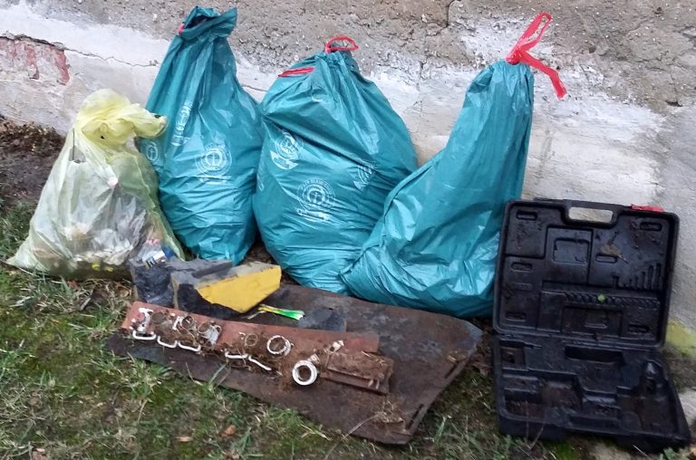 Zerbster Grüne sammeln Müll aus Straßengräben 4 Säcke voll Müll auf 500 Meter Straße